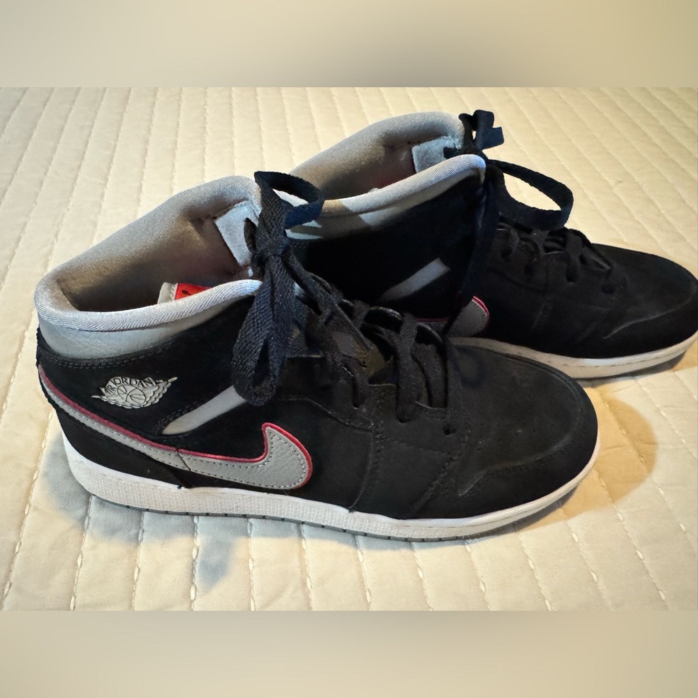 Air Jordan 1 Mid (GS – Grade School)
Style code: 554725-060